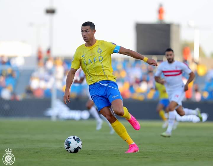 Image de Football. Alors que Al Nassr était sur le point d'être éliminé de la coupe arabe des clubs champions car battu 1 but à 0, Cristiano Ronaldo va permettre à son club de passer au prochain tour en égalisant dans les derniers instants du match. Un but qui permet à Al Nassr d'arracher le nul et de se qualifier pour le tour suivant. Que pensez-vous de la performance de Cristiano à Al Nassr ?