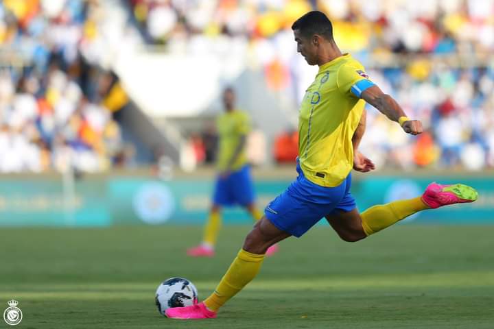 Deuxième Image de Football. Alors que Al Nassr était sur le point d'être éliminé de la coupe arabe des clubs champions car battu 1 but à 0, Cristiano Ronaldo va permettre à son club de passer au prochain tour en égalisant dans les derniers instants du match. Un but qui permet à Al Nassr d'arracher le nul et de se qualifier pour le tour suivant. Que pensez-vous de la performance de Cristiano à Al Nassr ?