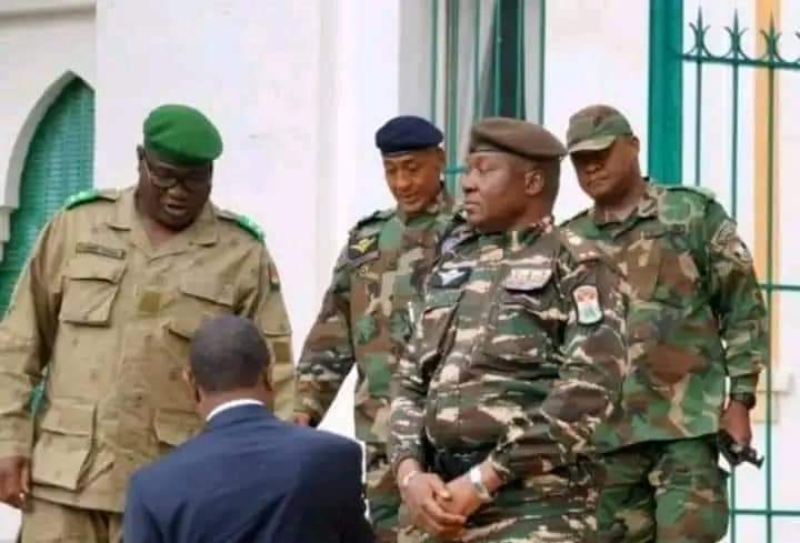 Image de Affaires Etrangères. La mission de la CEDEAO qui s'est rendue au Niger dans le but de rencontrer la junte est revenue bredouille. En effet, la délégation conduite par l'ex président Nigérian Abdulsalami Abubakar n'a pas pu rencontrer les militaires et les raisons de ce fiasco restent inconnues. L'intervention militaire reste-t-elle l'unique option afin de rétablir l'ordre constitutionnel ? On le saura d'ici demain, si oui ou non les putschistes obéirons à l'ultimatum de la CEDEAO.