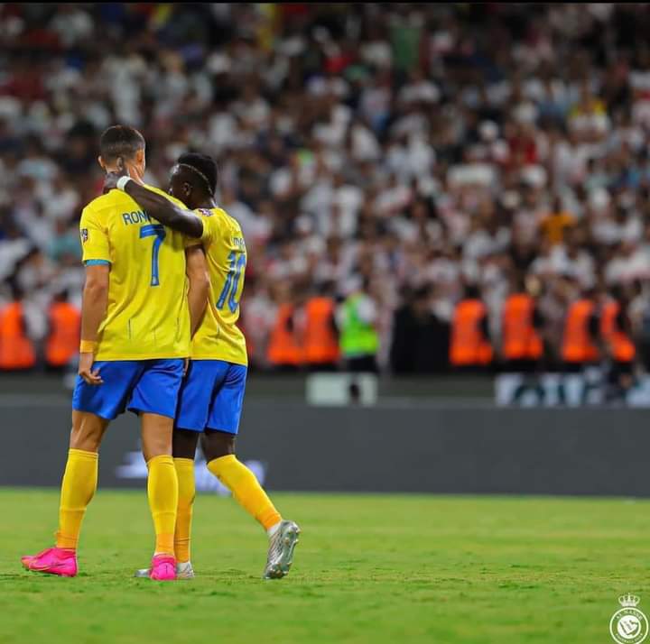 Image de Football. Récemment, Cristiano Ronaldo a permis à Al Nassr de se qualifier pour la prochaine étape de la ligue arabe des clubs champions. Il est celui qui a inscrit le but égalisateur face au Zamalek de l'Égypte qui a permis à Al Nassr de se qualifier. Suite à cette performance, il a reçu les félicitations de Sadio Mané qui est désormais son coéquipier à Al Nassr. Que pensez-vous du duo Cristiano- Sadio Mané ? Pensez-vous que c'est une combinaison qui peut faire "mouche"?