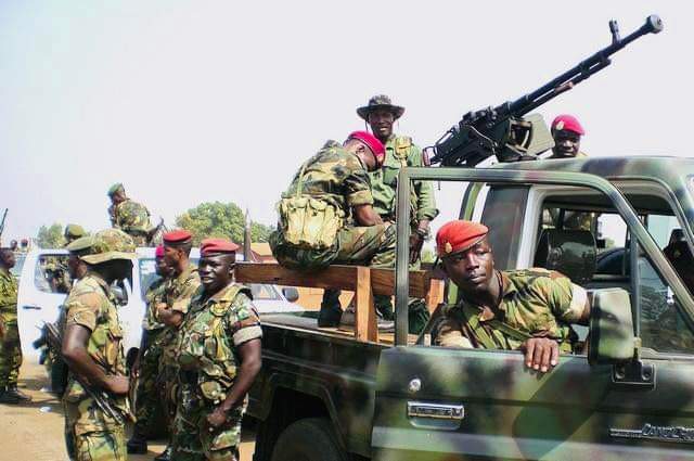 Troisième Image de Affaires Etrangères. Le délai concernant l'ultimatum de la CEDEAO a expiré sans que la junte ne se conforme à celui-ci. Au contraire, les nouveaux dirigeants du Niger ont produit un communiqué afin de dénoncer l'implication de deux pays de l'Afrique centrale comme base arrière d'une futur attaque contre le pays. Ainsi, les putschistes nigériens ont averti que tout pays depuis lequel une attaque militaire serait menée contre le Niger sera considéré comme cobelligérant. Je doute finalement de l'intervention de la CEDEAO, surtout que les armées Malienne, Burkinabè et guinéenne se sont rangées aux côtés des Nigériens avec un arsenal de guerre pour la défense de la souveraineté du Niger. J'imagine les dégâts si l'ecomog devrait intervenir. Qu'en dites-vous ?