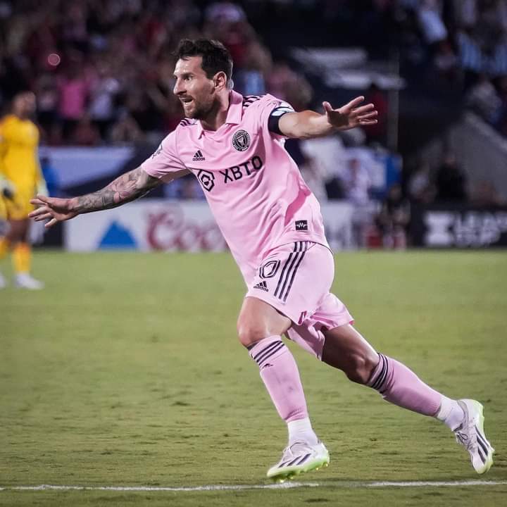 Image de Football. Leo Messi a produit un superbe match ce dimanche lors du match à l'extérieur face au Dallas FC. En effet, l'argentin, qui a marqué le premier but de la rencontre est également celui qui a inscrit le dernier but dans le temps réglementaire obtenant l'égalisation de son équipe (4-4). Ce dernier but a permis à son équipe d'aller aux tirs au but et remporter le match (5 tirs au but contre 3). Cette victoire permet ainsi à l'Inter Miami de passer en quart de finale de la coupe de la ligue en MLS. Je vous laisse découvrir le résumé de la rencontre. Que pensez-vous du spectacle de Messi ?