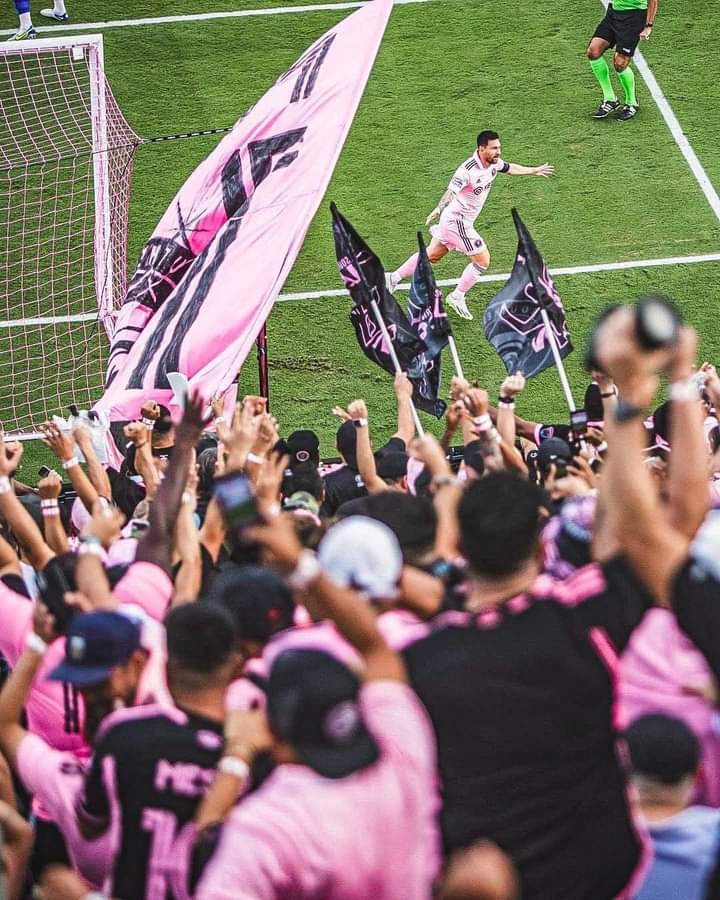 Quatrième Image de Football. Leo Messi a produit un superbe match ce dimanche lors du match à l'extérieur face au Dallas FC. En effet, l'argentin, qui a marqué le premier but de la rencontre est également celui qui a inscrit le dernier but dans le temps réglementaire obtenant l'égalisation de son équipe (4-4). Ce dernier but a permis à son équipe d'aller aux tirs au but et remporter le match (5 tirs au but contre 3). Cette victoire permet ainsi à l'Inter Miami de passer en quart de finale de la coupe de la ligue en MLS. Je vous laisse découvrir le résumé de la rencontre. Que pensez-vous du spectacle de Messi ?