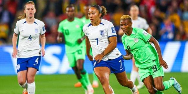 Deuxième Image de Football. Les joueuses du Nigeria vont amèrement regretter l'opportunité gâchée qu'elles avaient de battre l'Angleterre. Après un carton rouge de Lauren James à la 87ème minute de la rencontre, le Nigeria a évolué à 11 contre 10 pendant plus de 33 minutes compte tenu de la prolongation. Malheureusement, les super falcons n'ont pas su profiter de cette avantage et vont finalement perdre aux tirs aux buts en concédant 4 buts contre 2 après un match nul de 0 but partout lors du temps réglementaire. Les derniers représentants africains que sont le Nigeria, le Maroc et l'Afrique du Sud ne passeront donc pas les huitièmes de finale. Que pensez vous du parcours des représentantes africaines?