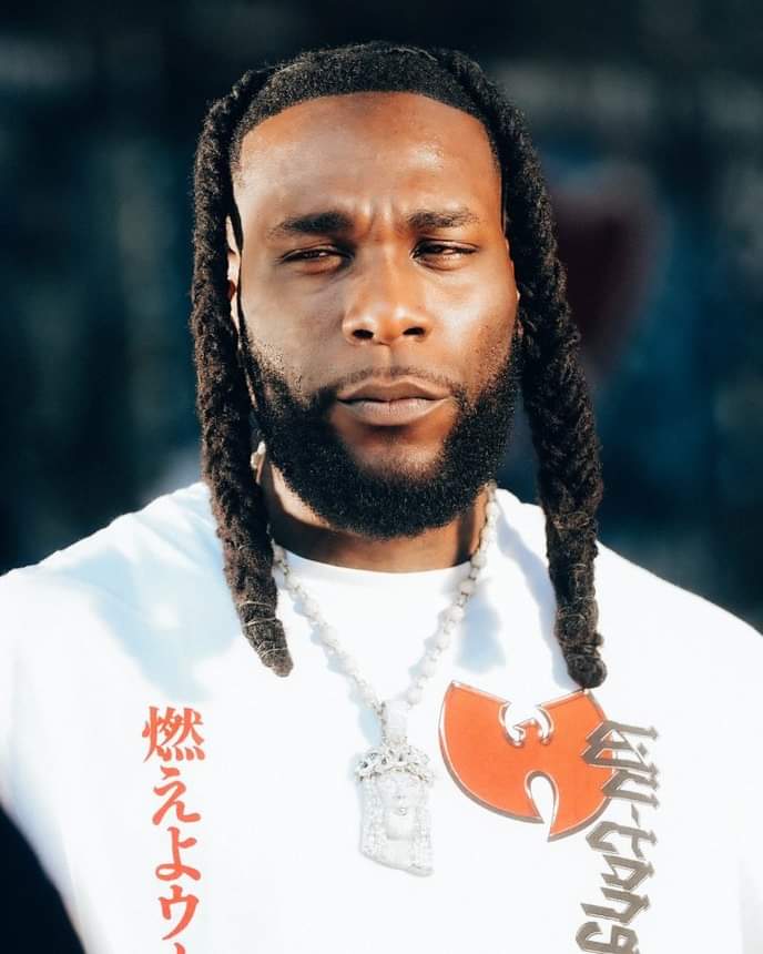 Image de Célébrités. Le roi de l'afrobeat, le nigérian Burna Boy est rentré chez lui au Nigeria après sa magnifique tournée qui l'a conduit à travers le monde. Après un boulot très bien accompli, il prend du bon temps en se baladant dans les rues de Lagos dans sa Lamborghini flambant neuve. Je n'oublie pas l'accueil triomphal qui lui a été réservé à son retour. L'ouvrier mérite son salaire, et Burna Boy mérite bien ce qui lui arrive. N'est-ce-pas ?