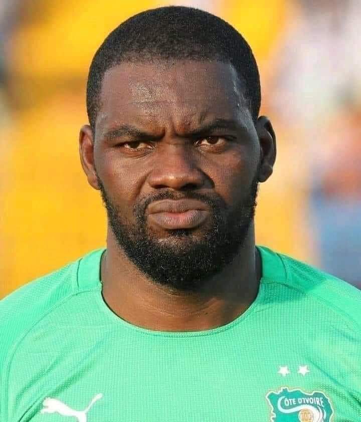 Image de Football. L'emblématique gardien des éléphants, Sylvain Gbohouo, va bientôt reprendre les entraînements et surtout participer aux compétitions. En effet, l'ex gardien des éléphants qui revient d'une suspension de quelques mois, a signé au Stade D'Abidjan, en championnat ivoirien pour une saison. Je suppose que c'est dans le but de se préparer au mieux afin d'espérer faire partie des 23 joueurs de la CAN 2023 qui débute dans moins de 6 mois. Pensez-vous qu'il fait un bon choix pour un gardien de son rang de repartir d'aussi bas?