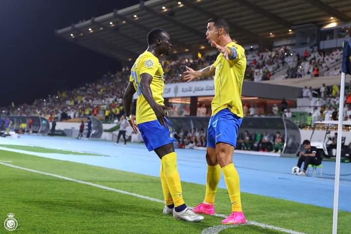 Image de Football. Grâce à sa victoire 1 but à zéro contre le Al Shorta, Al Nassr se qualifie pour la finale de la ligue arabe des clubs champions. Semble-t'il que tous les tickets de la finale ont déjà été vendus et cela , en seulement 15 minutes. La rivalité entre Cristiano et Messi, même qu'ils soient dans des championnats différents, continue de battre son plein. Que pensez-vous de la visibilité ainsi octroyé à ces deux championnats par Messi et Ronaldo ?