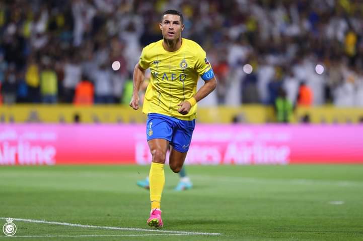 Troisième Image de Football. Grâce à sa victoire 1 but à zéro contre le Al Shorta, Al Nassr se qualifie pour la finale de la ligue arabe des clubs champions. Semble-t'il que tous les tickets de la finale ont déjà été vendus et cela , en seulement 15 minutes. La rivalité entre Cristiano et Messi, même qu'ils soient dans des championnats différents, continue de battre son plein. Que pensez-vous de la visibilité ainsi octroyé à ces deux championnats par Messi et Ronaldo ?