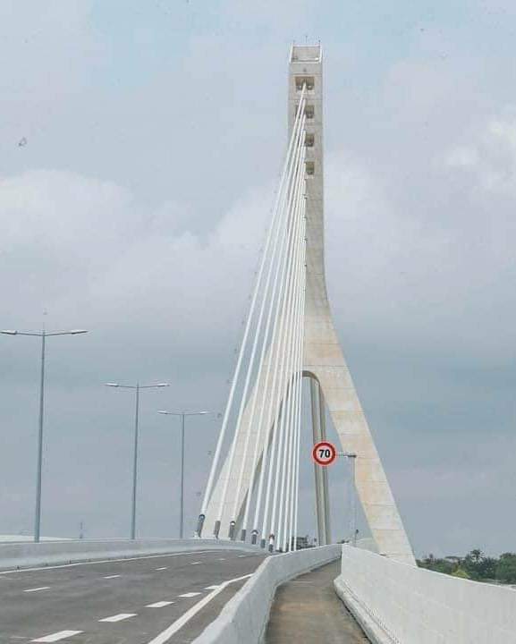 Image de Société. Le nouveau pont reliant les communes de Cocody et Plateau est inauguré ce jour après un report dû à la période de deuil national. Désormais,les usagers du tronçon verront leur temps de trajet réduit grâce à ce pont. Que pensez-vous des embouteillages entre Cocody et Plateau ?