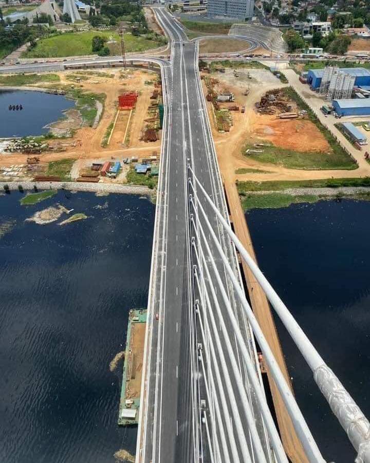 Deuxième Image de Société. Le nouveau pont reliant les communes de Cocody et Plateau est inauguré ce jour après un report dû à la période de deuil national. Désormais,les usagers du tronçon verront leur temps de trajet réduit grâce à ce pont. Que pensez-vous des embouteillages entre Cocody et Plateau ?