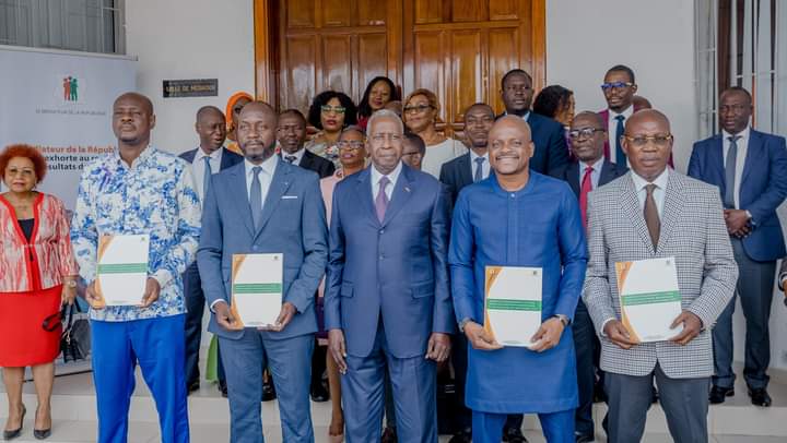 Image de Politique. Les candidats aux élections municipales dans la commune du Plateau ont été devant le Médiateur de la République, Monsieur Adama Toungara, afin de signer une charte de paix. Les candidats s'engagent à faire priorité à la paix même à l'issue des élections, peu importe le vainqueur. Parmi eux, on a l'homme d'affaires Fabrice Sawegnon et Jacques Ehouo, le maire sortant. J'espère juste que c'est un engagement sincère et que cela devrait s'étendre à tous les candidats à travers le pays. Que pensez-vous de cette initiative?