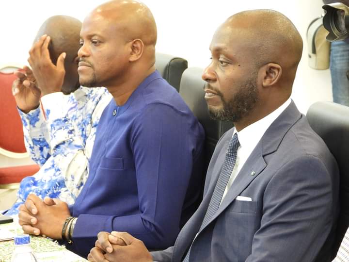 Deuxième Image de Politique. Les candidats aux élections municipales dans la commune du Plateau ont été devant le Médiateur de la République, Monsieur Adama Toungara, afin de signer une charte de paix. Les candidats s'engagent à faire priorité à la paix même à l'issue des élections, peu importe le vainqueur. Parmi eux, on a l'homme d'affaires Fabrice Sawegnon et Jacques Ehouo, le maire sortant. J'espère juste que c'est un engagement sincère et que cela devrait s'étendre à tous les candidats à travers le pays. Que pensez-vous de cette initiative?