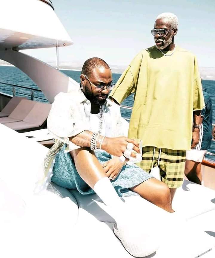 Image de Célébrités. La superstar nigériane Davido et toute son équipe sont en vacances en Croatie. Des images d'eux sur un superbe yacht confirme cette information. Ce sont des vacances amplement mérités après cette suite de spectacles recemment honorés à travers l'Europe. Qu'en dites-vous ?