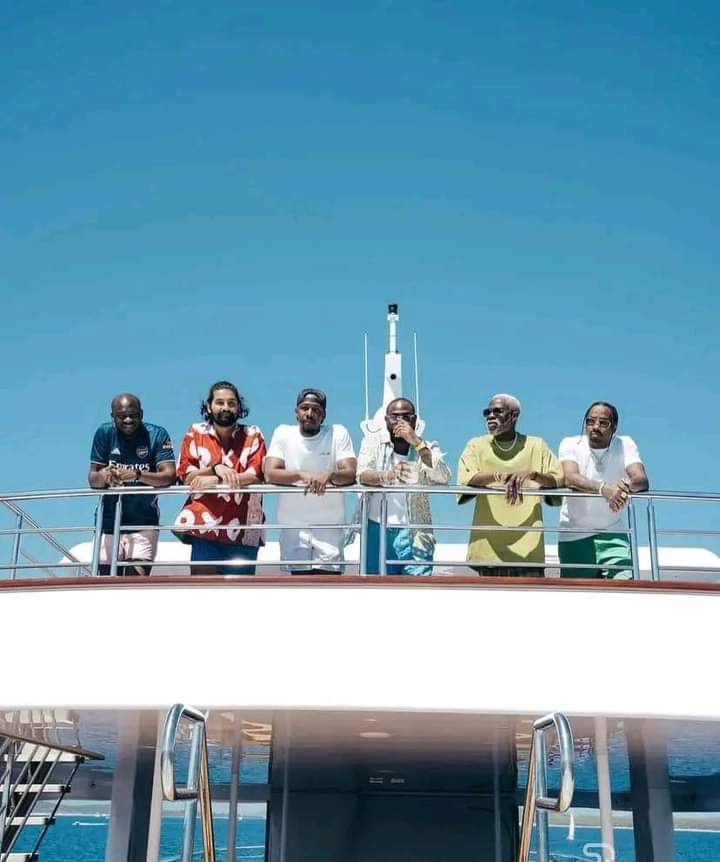 Deuxième Image de Célébrités. La superstar nigériane Davido et toute son équipe sont en vacances en Croatie. Des images d'eux sur un superbe yacht confirme cette information. Ce sont des vacances amplement mérités après cette suite de spectacles recemment honorés à travers l'Europe. Qu'en dites-vous ?