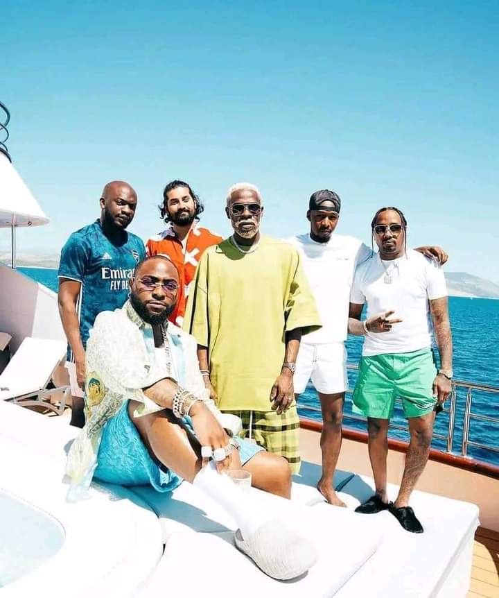 Troisième Image de Célébrités. La superstar nigériane Davido et toute son équipe sont en vacances en Croatie. Des images d'eux sur un superbe yacht confirme cette information. Ce sont des vacances amplement mérités après cette suite de spectacles recemment honorés à travers l'Europe. Qu'en dites-vous ?