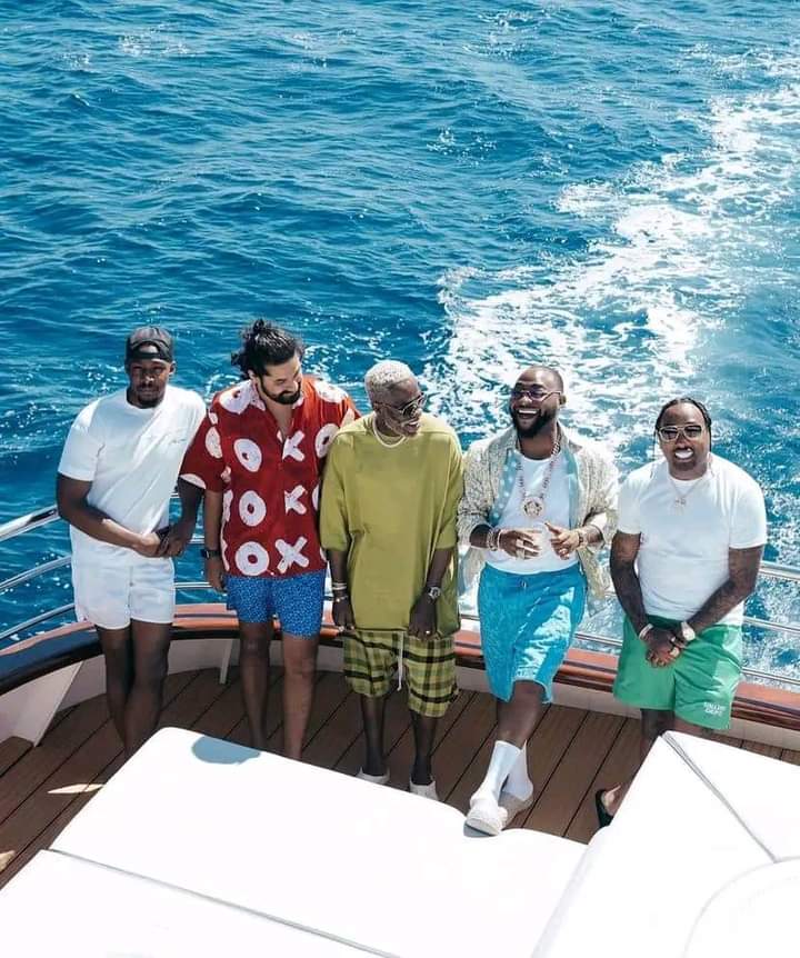 Quatrième Image de Célébrités. La superstar nigériane Davido et toute son équipe sont en vacances en Croatie. Des images d'eux sur un superbe yacht confirme cette information. Ce sont des vacances amplement mérités après cette suite de spectacles recemment honorés à travers l'Europe. Qu'en dites-vous ?