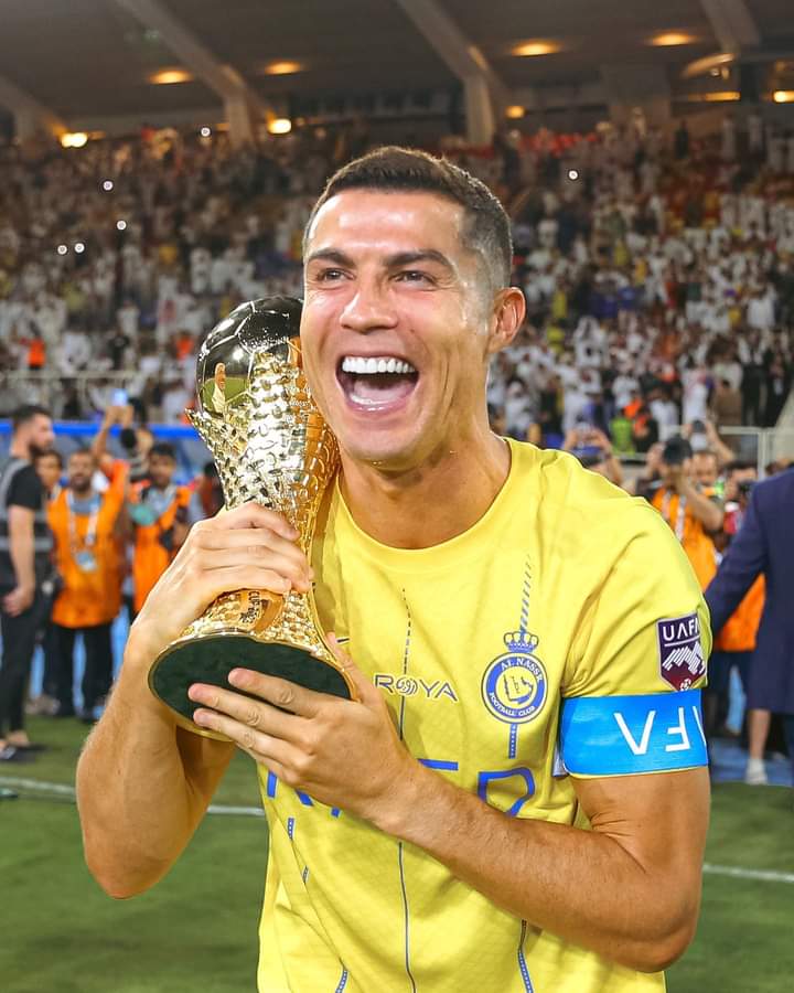 Image de Football. Le portugais Cristiano Ronaldo et son club le Al Nassr était engagé en finale de la coupe arabe des clubs champions face à Al Hilal. Battus 1 but par à zéro, Al Nassr va égaliser puis remporter le match par 2 buts à 1 grâce à un doublé de Cristiano Ronaldo. Cristiano permet donc à son club de soulever ce trophée pour la première fois de son histoire. Félicitations à CR7. Que pensez vous de cette performance de Cristiano ?