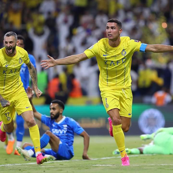 Deuxième Image de Football. Le portugais Cristiano Ronaldo et son club le Al Nassr était engagé en finale de la coupe arabe des clubs champions face à Al Hilal. Battus 1 but par à zéro, Al Nassr va égaliser puis remporter le match par 2 buts à 1 grâce à un doublé de Cristiano Ronaldo. Cristiano permet donc à son club de soulever ce trophée pour la première fois de son histoire. Félicitations à CR7. Que pensez vous de cette performance de Cristiano ?