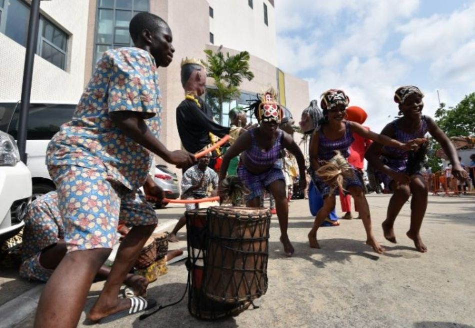 Image de Faits Divers. La forte pluie qui s’est abattue sur Abidjan et précisément sur le village Masa à Treichville a été à la base de l’électrocution de différentes personnes venues assistées au Masa dans la nuit du mardi 09 Mars passé, précisément à l’espace gastronomique. Cet incident a causé le décès de dame Natacha Dago et fait deux blessés, un enfant et un agent de police. C’est la tâche qui vient souiller le bilan positif de l’édition 2016 du Masa qui ferme ses portes ce Samedi 12 Mars et qui a connu un fort taux de participation, meilleur que celui des éditions précédentes.