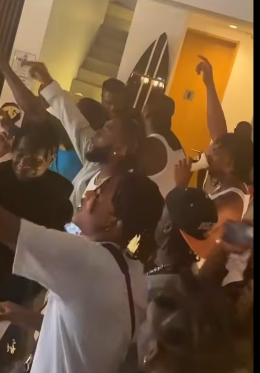 Image de Célébrités. La superstar Nigériane, Burna Boy, a organisé un show privé auquel étaient invitées d'autres célébrités telles que Seyi Vibez et Shallipopi. La fête fut belle comme on peut l'apercevoir sur les images. Que pensez-vous des fêtes privées entre star?