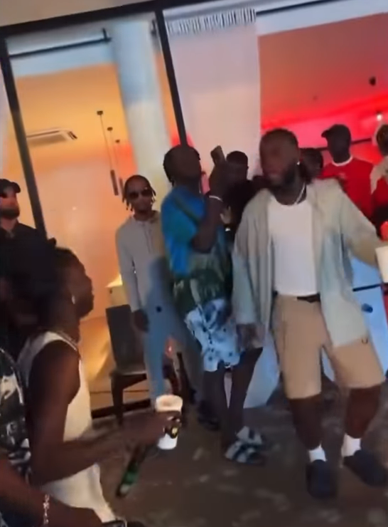 Deuxième Image de Célébrités. La superstar Nigériane, Burna Boy, a organisé un show privé auquel étaient invitées d'autres célébrités telles que Seyi Vibez et Shallipopi. La fête fut belle comme on peut l'apercevoir sur les images. Que pensez-vous des fêtes privées entre star?