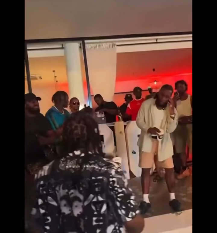 Troisième Image de Célébrités. La superstar Nigériane, Burna Boy, a organisé un show privé auquel étaient invitées d'autres célébrités telles que Seyi Vibez et Shallipopi. La fête fut belle comme on peut l'apercevoir sur les images. Que pensez-vous des fêtes privées entre star?