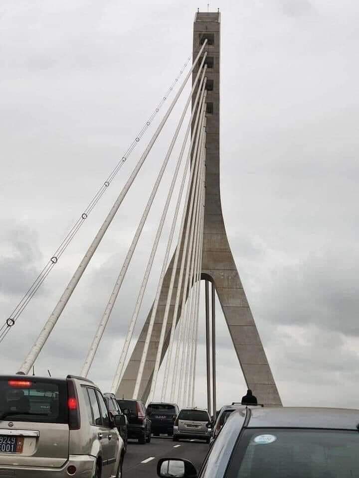 Image de Société. De nombreux usagers du nouveau pont reliant les communes de Plateau et Cocody, le Pont Alassane Ouattara, ont constaté un ralentissement dans le sens Plateau-Cocody. Selon certaines sources, ce ralentissement serait dû au feu tricolore au niveau de Saint Jean à Cocody. J'espère qu'une solution sera vite trouvée afin que ce pont réponde véritablement aux besoins de sa conception. Qu'en dites-vous ?