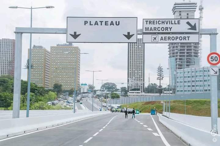 Image de Société. C'est très courant de voir à Abidjan des vendeurs ambulants accoster des automobilistes afin de présenter des marchandises avec parfois son lot de vols à l'arraché et d'agressions. Pour éviter donc que cela se produise au niveau du nouveau pont, la police a tenu à mettre en garde ces vendeurs et informer tous que le dispositif sécuritaire sur le pont sera renforcé pour le bien des automobilistes. Avez vous déjà été victime ou témoin de vols à l'arraché ou d'agressions en pleine circulation ?