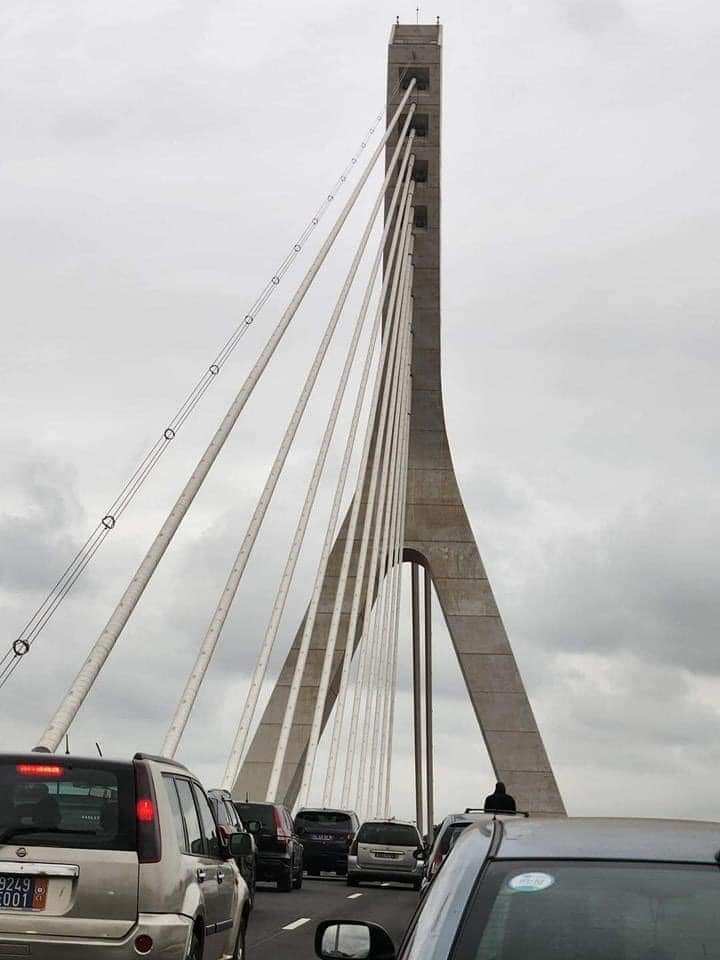 Deuxième Image de Société. C'est très courant de voir à Abidjan des vendeurs ambulants accoster des automobilistes afin de présenter des marchandises avec parfois son lot de vols à l'arraché et d'agressions. Pour éviter donc que cela se produise au niveau du nouveau pont, la police a tenu à mettre en garde ces vendeurs et informer tous que le dispositif sécuritaire sur le pont sera renforcé pour le bien des automobilistes. Avez vous déjà été victime ou témoin de vols à l'arraché ou d'agressions en pleine circulation ?