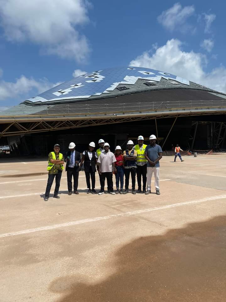 Deuxième Image de Célébrités. L'artiste ivoirien Didi B a annoncé son concert pour le 11 novembre prochain au parc d'exposition d'Abidjan. Sauf surprise, il sera le premier artiste chanteur à organiser un concert dans ce centre qui a été récemment inauguré afin d'accueillir les plus grands événements culturels organisés en Côte d'Ivoire. Il a même partagé sur sa page, un courrier à lui adresser qui confirme l'accord du ministère de la culture ivoirien pour la tenue de l'événement. Que pensez vous de cette initiative ?