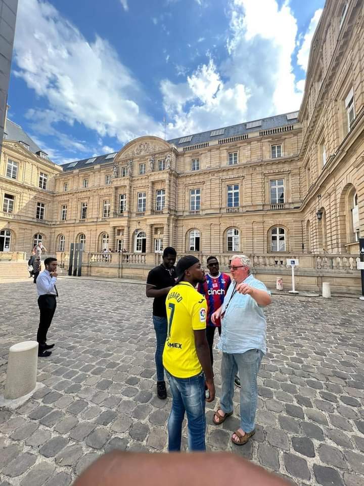 Image de Célébrités. Les deux jeunes humoristes ivoiriens, Bonaza et Kebaro actuellement en France, étaient au sein du sénat français à Paris. Tout semble indiquer que les deux humoristes préparent un évènement en France, mais avant tout, ils font du tourisme apparemment. Mais de quoi s'agit-il ? Que pensez-vous de ces images et de la tournure de la carrière de Kebaro et Bonaza ?