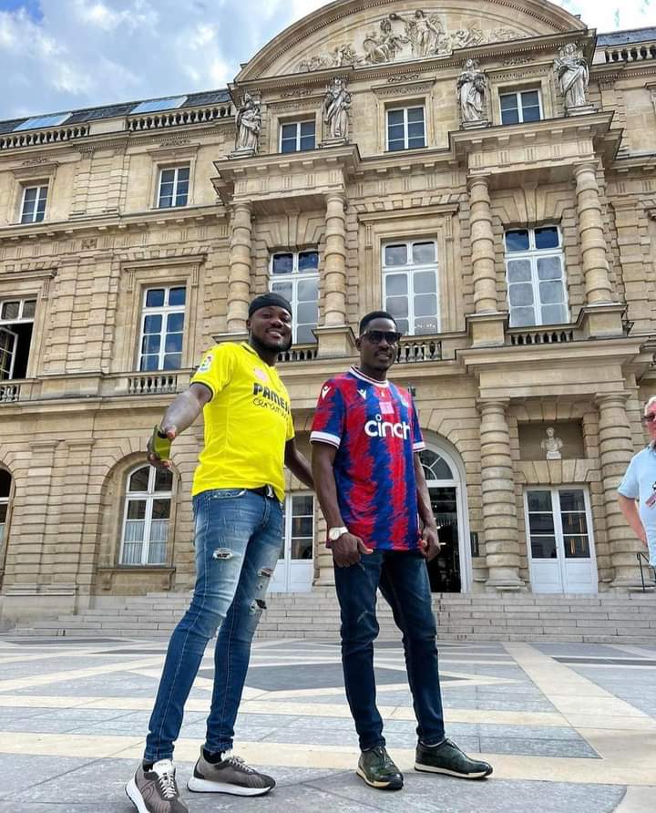 Deuxième Image de Célébrités. Les deux jeunes humoristes ivoiriens, Bonaza et Kebaro actuellement en France, étaient au sein du sénat français à Paris. Tout semble indiquer que les deux humoristes préparent un évènement en France, mais avant tout, ils font du tourisme apparemment. Mais de quoi s'agit-il ? Que pensez-vous de ces images et de la tournure de la carrière de Kebaro et Bonaza ?