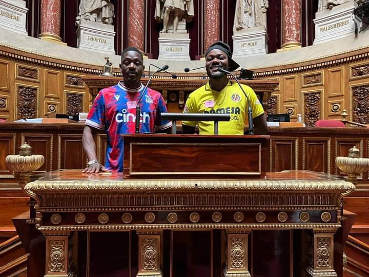 Quatrième Image de Célébrités. Les deux jeunes humoristes ivoiriens, Bonaza et Kebaro actuellement en France, étaient au sein du sénat français à Paris. Tout semble indiquer que les deux humoristes préparent un évènement en France, mais avant tout, ils font du tourisme apparemment. Mais de quoi s'agit-il ? Que pensez-vous de ces images et de la tournure de la carrière de Kebaro et Bonaza ?