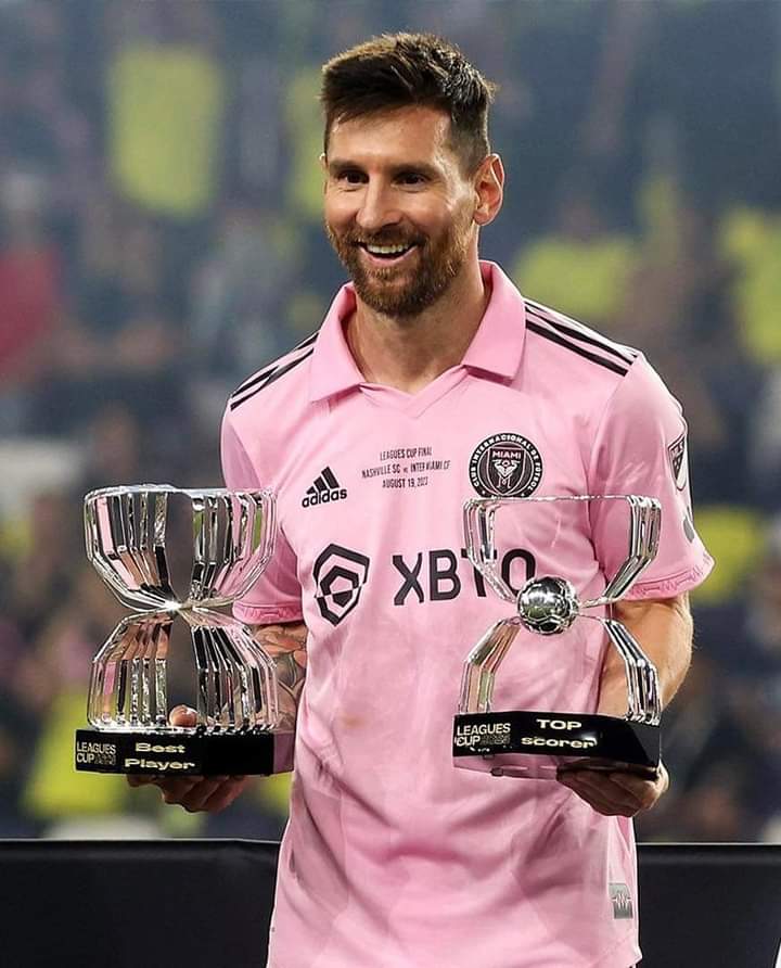 Image de Football. L'international footballeur argentin, Leo Messi, permet à son nouveau club, l'Inter Miami, de remporter la league Cup, le tout premier trophée du club. Après 1 but partout durant le temps de la rencontre, c'est finalement aux tirs aux buts que l'Inter Miami et Nashville vont se départager. La séance tourne en faveur de l'Inter qui la remporte par 10 tirs contre 9. Messi termine meilleur buteur de la compétition avec 10 buts en 6 matchs. Je vous laisse découvrir le résumé de la rencontre. N'oubliez pas de laisser un commentaire.