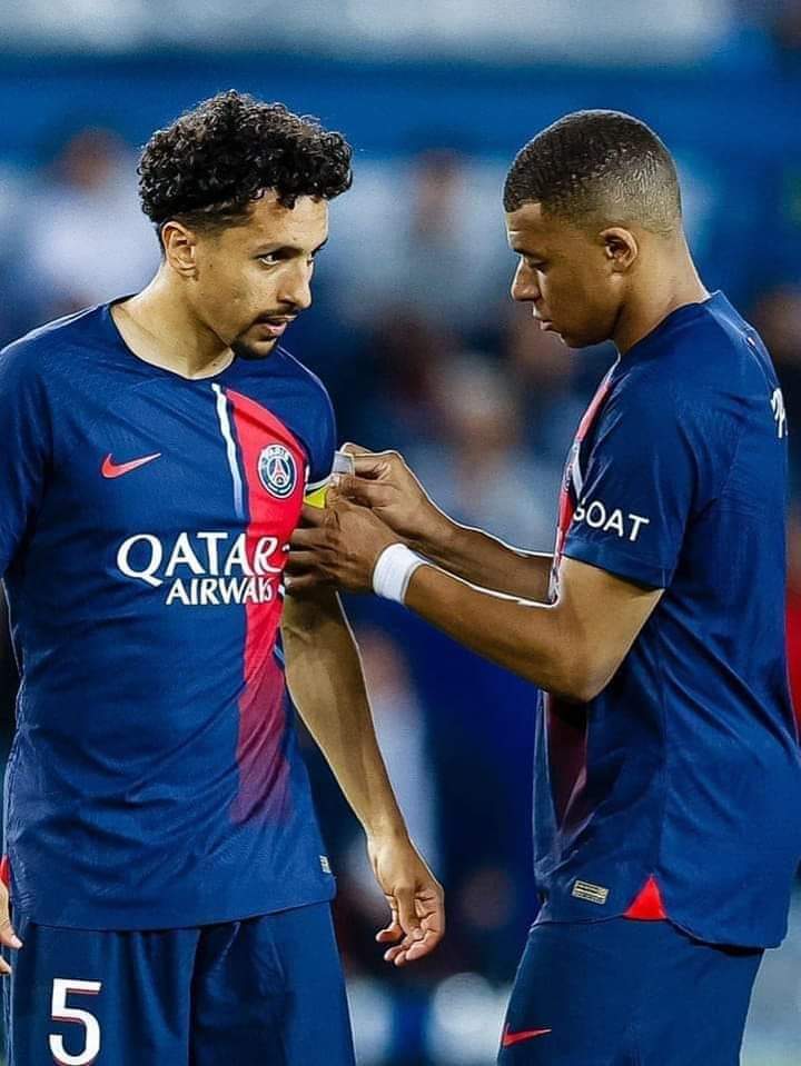 Image de Football. L'attaquant français du Paris Saint Germain (PSG), Kylian Mbappé serait-il devenu une PNG en club? Par PNG, j'entends Persona Non Grata. C'est la question que je me pose après qu'il ait perdu le brassard de capitaine à l'issue d'un vote entre coéquipiers. C'est finalement son coéquipier Marquinhos qui a été désigné capitaine. Kylian termine 4ème des votes derrière Marquinhos, Danilo Pereira et Presnel Kimpembe. Paris a-t-il tourné le dos à Kylian? J'attends votre avis.