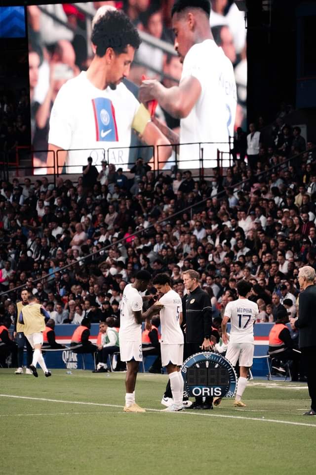 Deuxième Image de Football. L'attaquant français du Paris Saint Germain (PSG), Kylian Mbappé serait-il devenu une PNG en club? Par PNG, j'entends Persona Non Grata. C'est la question que je me pose après qu'il ait perdu le brassard de capitaine à l'issue d'un vote entre coéquipiers. C'est finalement son coéquipier Marquinhos qui a été désigné capitaine. Kylian termine 4ème des votes derrière Marquinhos, Danilo Pereira et Presnel Kimpembe. Paris a-t-il tourné le dos à Kylian? J'attends votre avis.