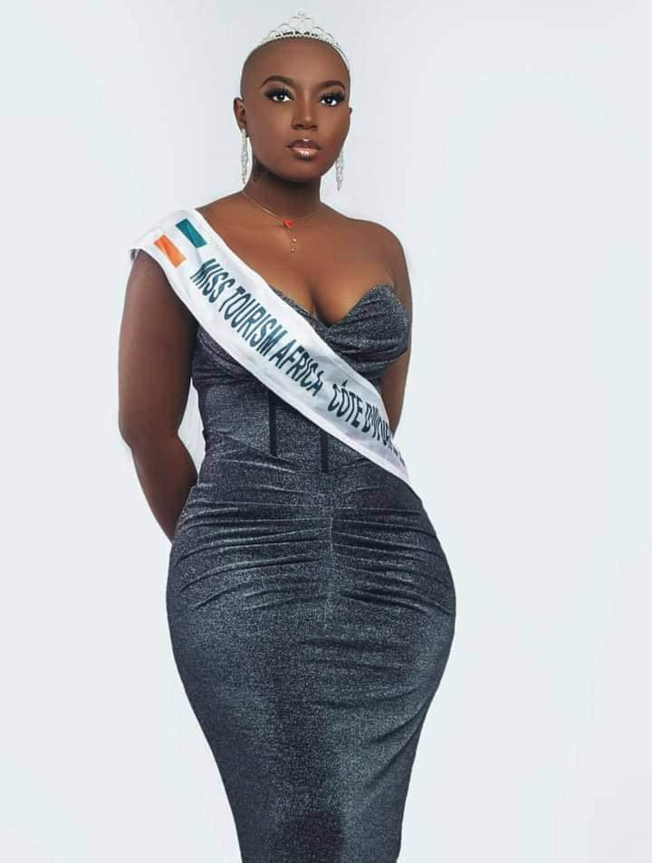 Image de Célébrités. Une nouvelle compétition de beauté s'ajoute à la panoplie de concours de ce genre déjà existant en Côte d'Ivoire. C'est avec la célèbre demoiselle Déborah Blaka que je découvre ce concours qui se tiendra dans un mois précisément. Celle qui a été révélée à l'occasion du tournoi Tchin-tchinN 2022 affirme sa détermination à remporter ce concours, que je suppose, a pour objet de repérer les égéries de Côte d'Ivoire tourisme. Est ce nécessaire de créer un concours pour chaque thématique nouvelle ? Ne serait ce pas idéal d'utiliser les Beautés existantes pour tout besoin d'égérie ?