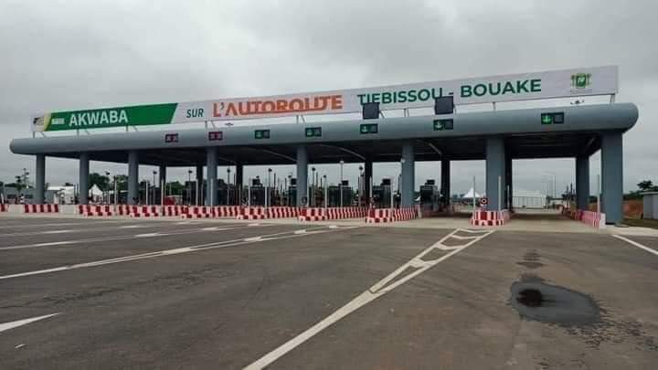 Image de Société. Dans le cas du prolongement de l'autoroute du nord, des travaux sont en cours afin de faciliter la circulation entre le nord et le sud de la Côte d'Ivoire. C'est dans ce cas qu'est désormais ouvert à la circulation un tronçon de l'autoroute du nord au niveau de Tiebissou jusqu'à Bouaké, comportant un péage. Une infrastructure qui a été célébrée et appréciée par tous. Mais pensez-vous la route est plus importante que le panier de la ménagère comme l'on le dénonce actuellement ?