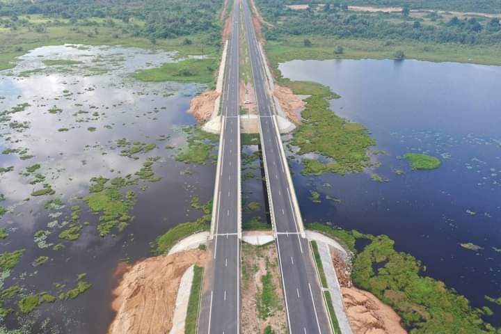 Deuxième Image de Société. Dans le cas du prolongement de l'autoroute du nord, des travaux sont en cours afin de faciliter la circulation entre le nord et le sud de la Côte d'Ivoire. C'est dans ce cas qu'est désormais ouvert à la circulation un tronçon de l'autoroute du nord au niveau de Tiebissou jusqu'à Bouaké, comportant un péage. Une infrastructure qui a été célébrée et appréciée par tous. Mais pensez-vous la route est plus importante que le panier de la ménagère comme l'on le dénonce actuellement ?