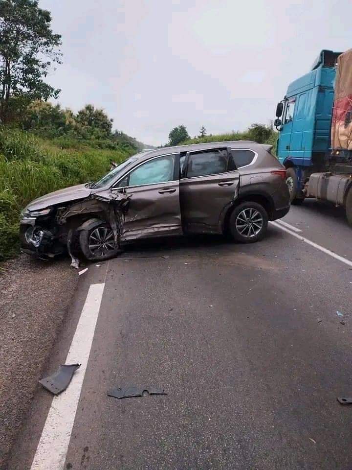 Deuxième Image de Célébrités. La chanteuse ivoirienne Roseline Layo a été victime d'un accident de la circulation. Dieu merci, il ya eu plus de peur que de mal. La vie de l'auteur du célèbre titre "Mogo Fariman" n'est point en danger. Je ne peux que lui souhaiter bon rétablissement. Mais il faut dire que de nombreuses célébrités, particulièrement au Cameroun, ont perdu la vie dans des circonstances similaires ? Que pensez-vous de ce phénomène ?