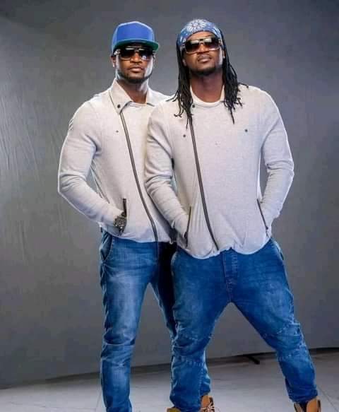 Image de Célébrités. Le célèbre duo nigérian composé de Peter et Paul Okoyé, P-Square a offert un show inédit lors du festival Afro nation à Détroit. Une performance qui a confirmée que les précédentes querelles entre les frères Okoyé n'a en aucun cas affecté leur talent d'artistes. Je vous laisse découvrir la performance du duo et je reste à l'écoute de vos impressions.