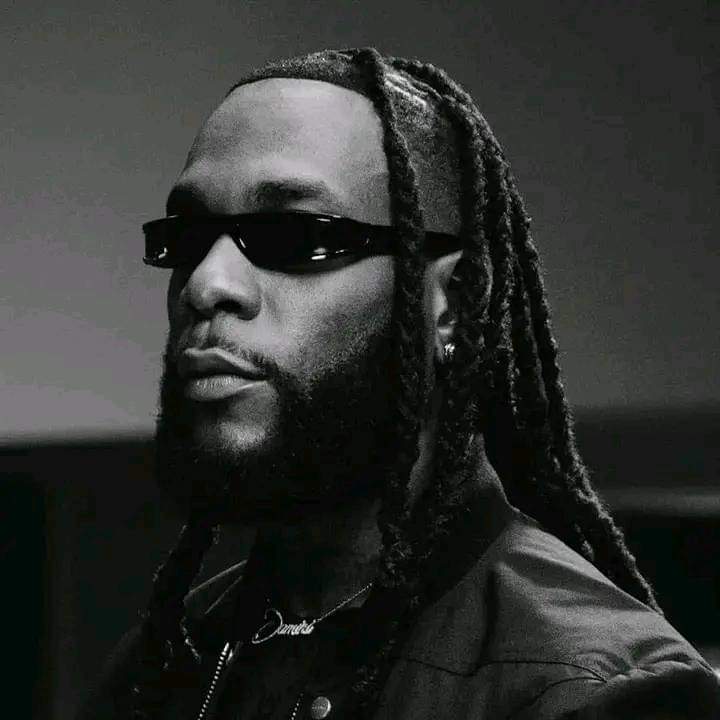 Image de Célébrités. Burna Boy au sujet de Fally Ipupa : “ Présentement, je suis l'artiste africain qui fait vibrer le monde, je l'admets. Mais vouloir me comparer à Fally Ipupa, c'est carrément injuste. Fally est et demeure le seul artiste africain de sa génération et de la nouvelle génération à avoir persisté sur la scène musicale depuis qu'il a sorti son premier album, ''Droit Chemin'', en 2006. L'enfant de Kinshasa a réussi à charmer des grosses pointures de la musique américaine telles que Olivia et R. Kelly sans être signé dans une grosse maison de production aux États-Unis. Aujourd'hui, cela fait 15 ans que Fally continue d'être au top. Il multiplie les albums et remplit les grandes salles de spectacles. Ce qu'il a fait et continue de faire dans sa carrière est énorme. Je le respecte beaucoup. ” Que pensez-vous de cette réaction ?