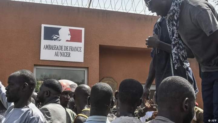 Image de Affaires Etrangères. Alors que les nouveaux hommes forts du Niger avaient intimé l'ordre à l'ambassadeur de la France au Niger de quitter le pays dans un délai de 48h, il se trouve que ce dernier n'a pas exécuté l'ordre et serait toujours sur le sol nigérien, particulièrement à la base militaire française alors que le délai est épuisé. Le motif de ce refus serait que la France et l'Union Européenne ne reconnaîtraient pas les nouvelles autorités de qui émanent cet ordre. J'ai peur que la relation diplomatique entre la France et le Niger se complique. Pourquoi une telle insistance de la France à rester au Niger ? Que pensez vous de cette situation ?