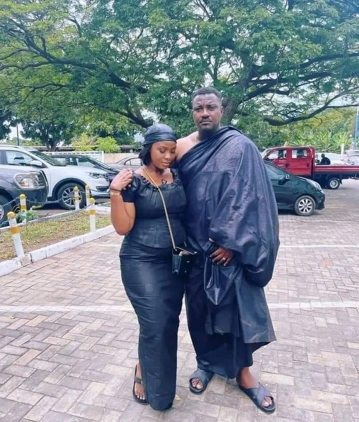 Image de Célébrités. L'acteur ghanéen John Dumelo enterrait sa mère récemment décédée. Il a été aperçu dans une tenue noire comme c'est le cas dans les cérémonies africaines. Je vous laisse apprécier l'acteur en compagnie de ses proches. Réitérons lui nos condoléances !!