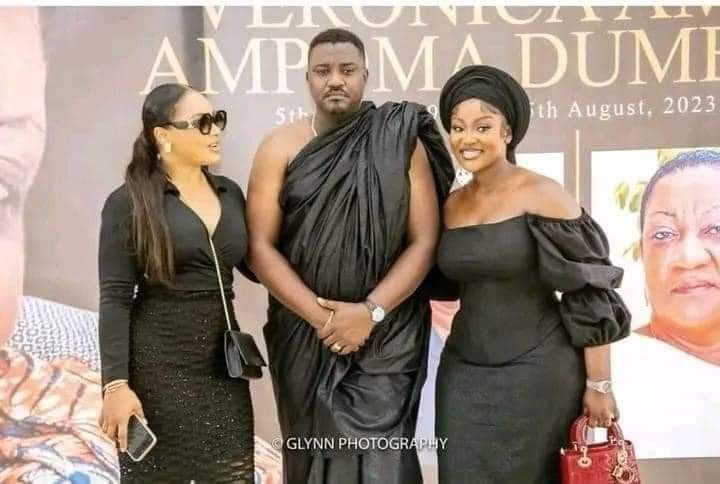 Deuxième Image de Célébrités. L'acteur ghanéen John Dumelo enterrait sa mère récemment décédée. Il a été aperçu dans une tenue noire comme c'est le cas dans les cérémonies africaines. Je vous laisse apprécier l'acteur en compagnie de ses proches. Réitérons lui nos condoléances !!