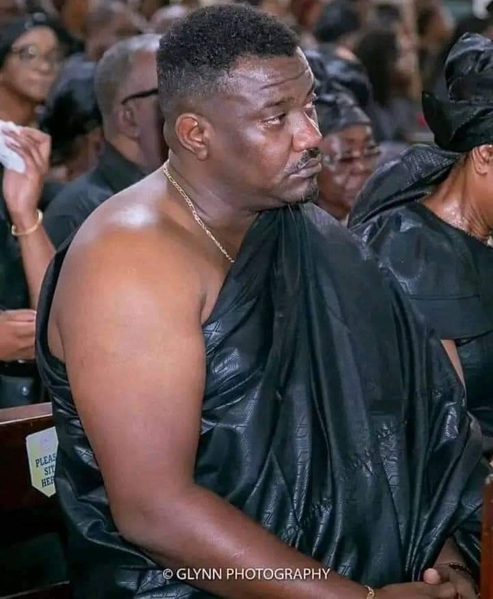 Quatrième Image de Célébrités. L'acteur ghanéen John Dumelo enterrait sa mère récemment décédée. Il a été aperçu dans une tenue noire comme c'est le cas dans les cérémonies africaines. Je vous laisse apprécier l'acteur en compagnie de ses proches. Réitérons lui nos condoléances !!