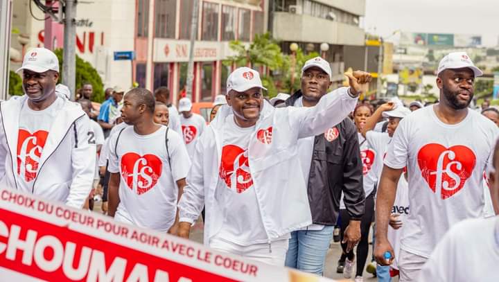 Deuxième Image de Célébrités. C'est la période des campagnes électorales en Côte d'Ivoire et chaque camps prépare la compétition avec tous les moyens en sa disposition dont internet. Ce qui explique la réaction du très célèbre blogueur ivoirien Apoutchou National qui a dévoilé sur sa page Facebook, des personnalités politiques dont Fabrice Sawegnon et Éric Taba à qui il apporte son soutien et invite par la même occasion ses fans à les soutenir. Que pensez-vous de l'implication des blogueurs dans les campagnes politiques?