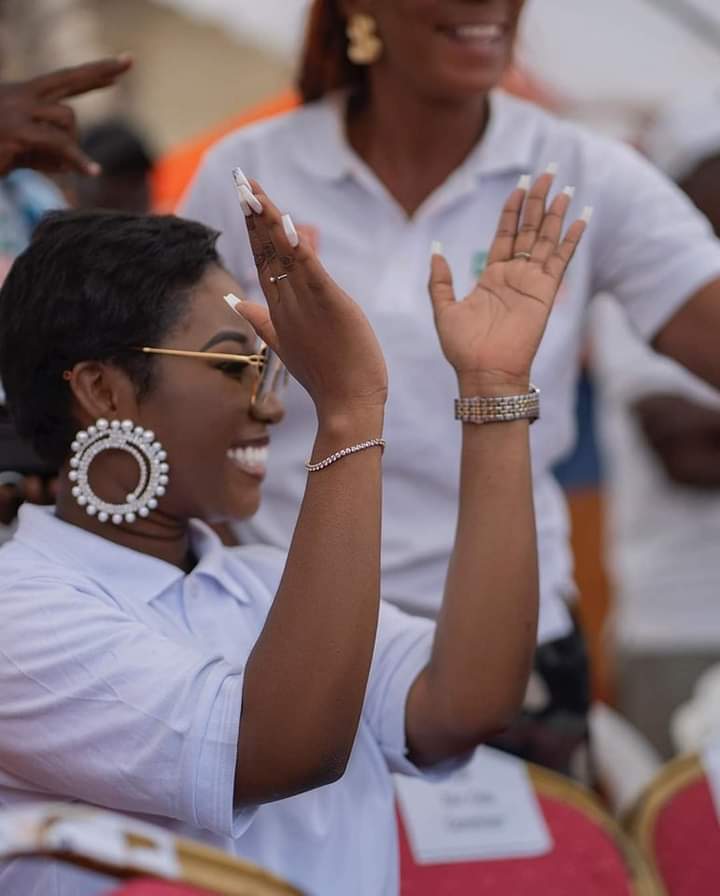 Image de Célébrités. La star ivoirienne Carmen Sama, la veuve de feu DJ Arafat, a été aperçue dans un meeting politique dans lequel elle avait l'air très engagée. Se serait elle engagée dans la politique désormais ? Ou serait ce une participation sans lendemain ? Le temps nous donnera une réponse à cela, mais pensez vous déjà qu'elle devrait s'y engager ?