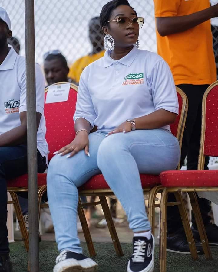 Deuxième Image de Célébrités. La star ivoirienne Carmen Sama, la veuve de feu DJ Arafat, a été aperçue dans un meeting politique dans lequel elle avait l'air très engagée. Se serait elle engagée dans la politique désormais ? Ou serait ce une participation sans lendemain ? Le temps nous donnera une réponse à cela, mais pensez vous déjà qu'elle devrait s'y engager ?