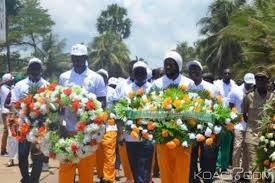 Image de Football. L’équipe nationale ivoirienne réunie au pays pour affronter en match aller des éliminatoires de la CAN 2017 ; s’est rendue à Grand Bassam, tout vertue de blanc, pour rendre hommage aux victimes de l’attentat du 13 mars qui a coûté la vie à au moins 19 personnes innocentes et fait de nombreux blessés. Les joueurs ont laissé entendre qu’ils voient en cet attentat une motivation supplémentaire qui devrait leur permettre de battre le Soudan, ce 25 mars.